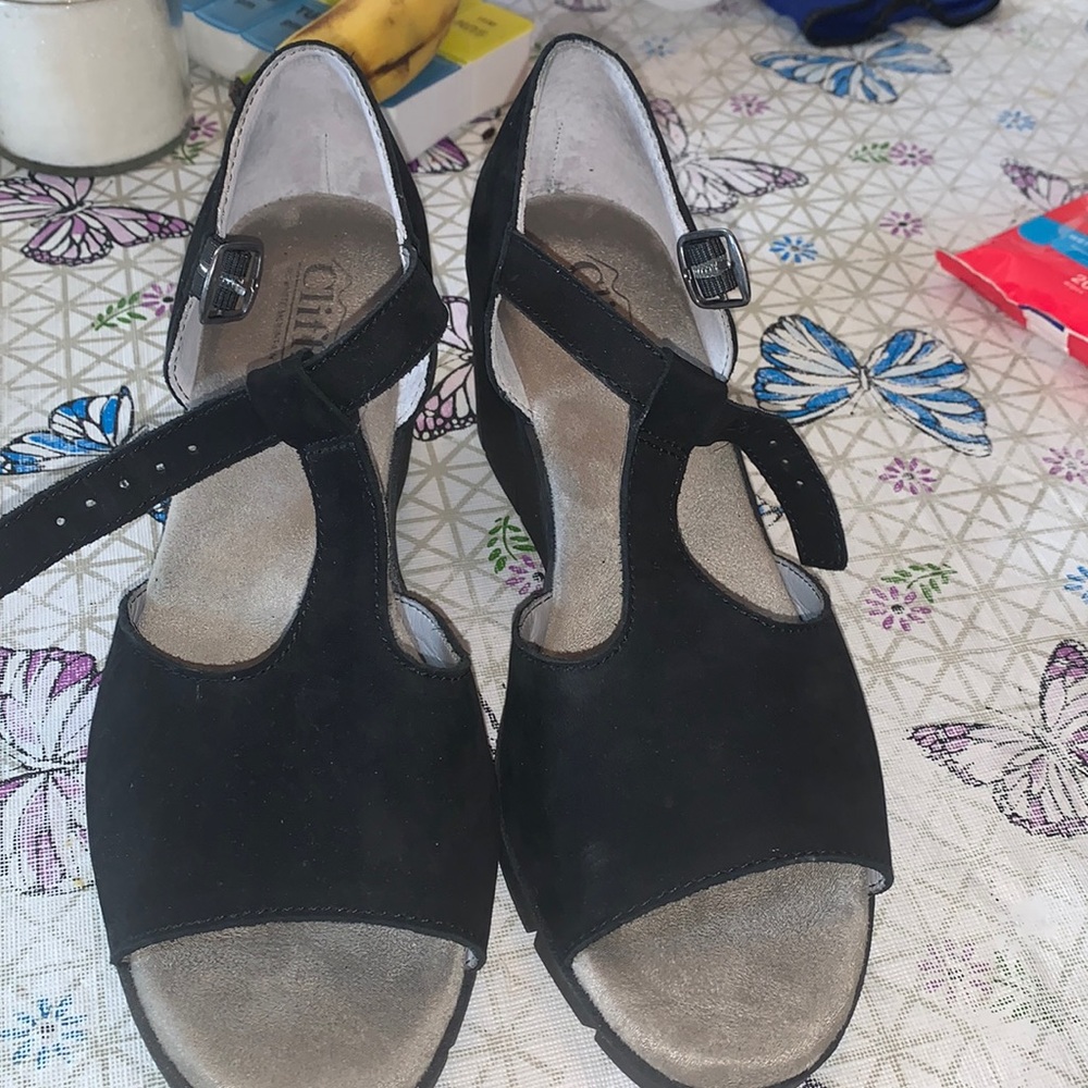 Cliffs wedge heels